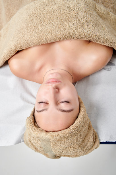 专业按摩师为客户做木材疗法图片下载