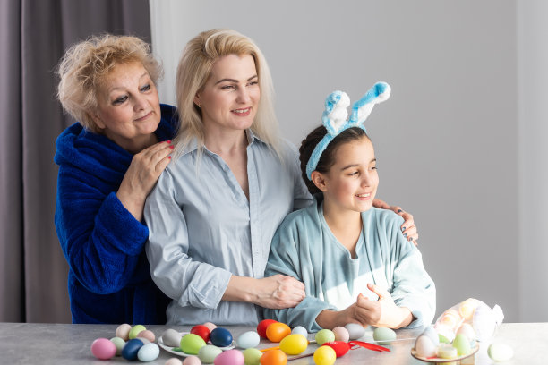 奶奶带着孙女玩复活节彩蛋，复活节的时候画彩蛋图片下载