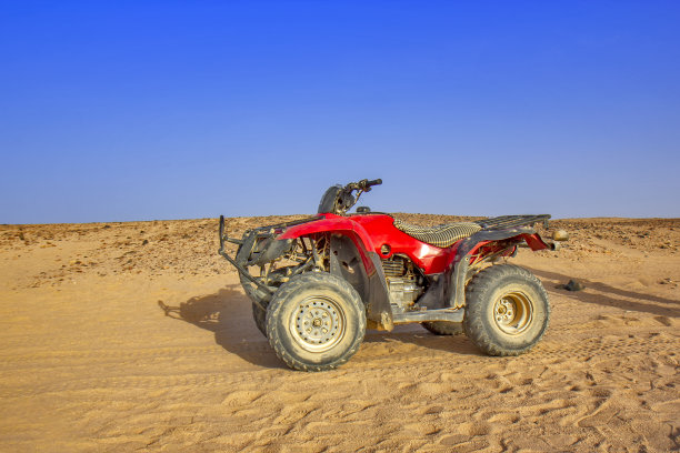 埃及沙漠中的沙滩车图片下载