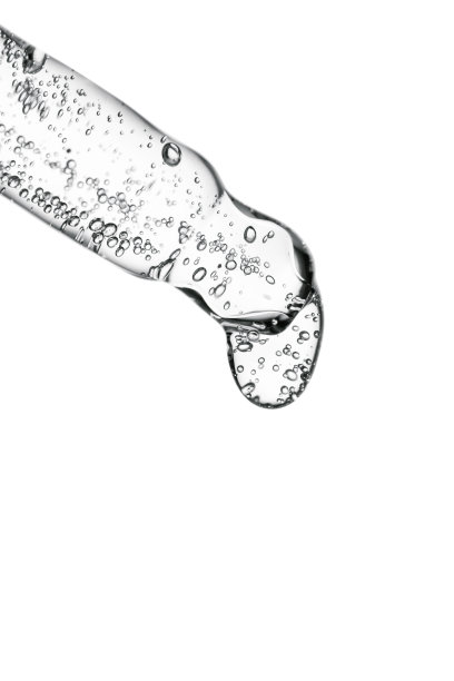 透明吸液管，在明亮的背景下使用化妆品。图片下载