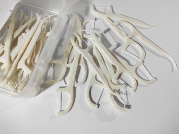 白色的牙线在白色的背景上图片下载