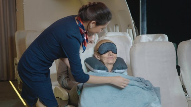 空姐照顾乘客成年女商人图片下载