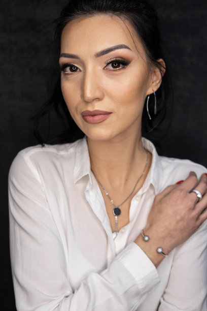 女人身上有很多珠宝-肖像图片下载