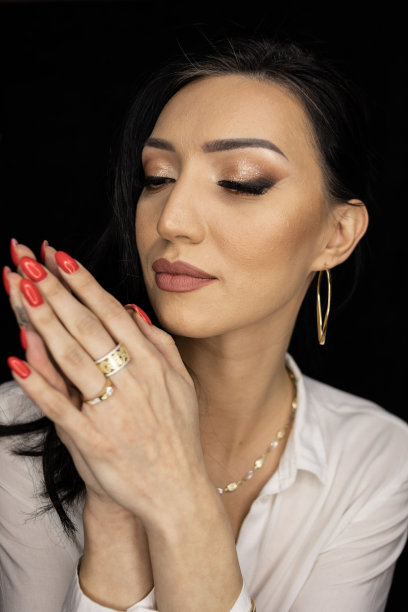 女人身上有很多珠宝-肖像图片下载