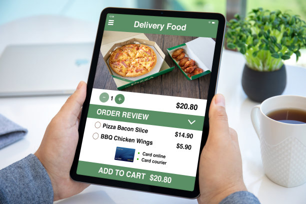 男性手握电脑平板与食品递送应用屏幕图片下载