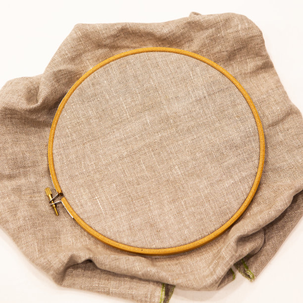 刺绣环与天然亚麻织物，隔离。从模型的顶部看。图片下载