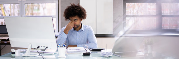 非洲商人疲惫不安图片下载