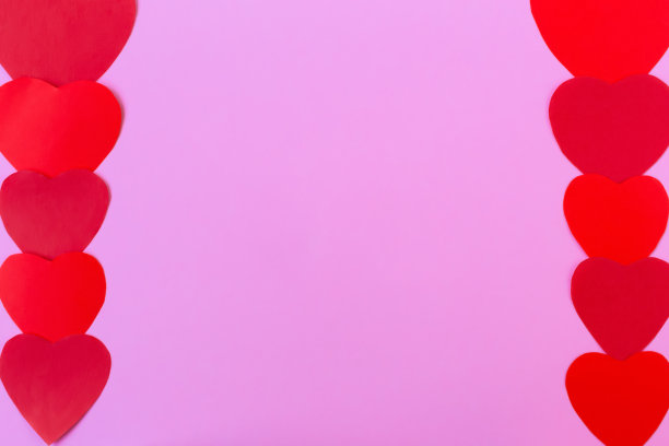 在粉红色背景的侧面有红心图片下载