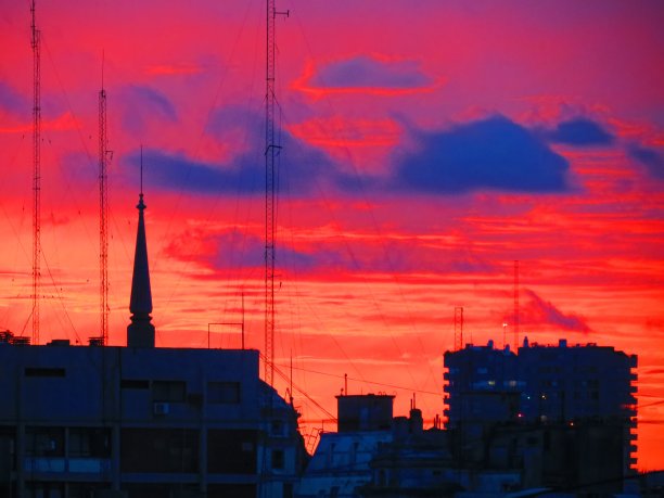 城市的日落有美丽的云朵。图片下载