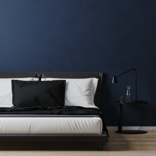 床上有白色和蓝色的枕头和床上用品桌，房间里有深蓝色的墙壁，3d渲染图片下载