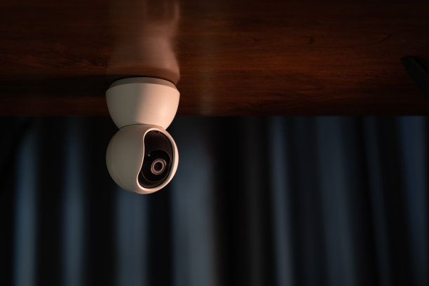 天花板上的闭路监控摄像头的特写图片下载