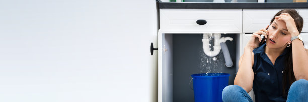 水槽管道漏水：管道损坏图片下载