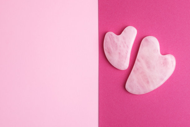 玫瑰石英脸按摩石上的两种颜色粉红色和深红色的背景。图片下载