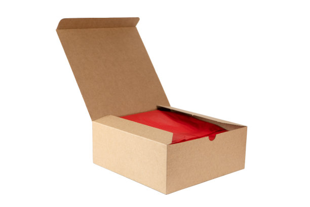 打开的棕色纸箱包装盒垂直放置。图片下载