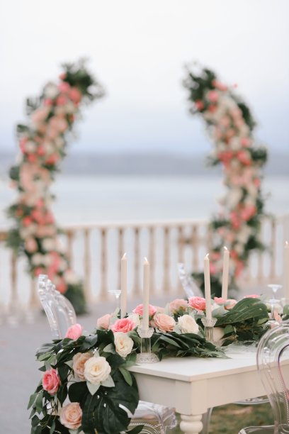 婚礼和订婚现场鲜花，木材，薄纱装饰图片下载