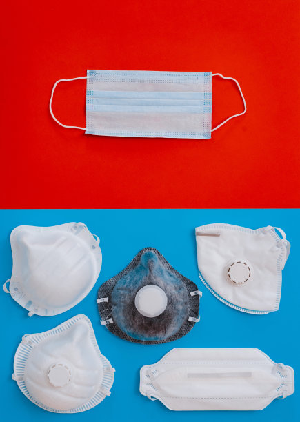 白色品种口罩呼吸器在蓝色的背景。口罩可以防止环境污染、流感病毒和冠状病毒。图片下载