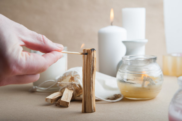 帕洛桑托酒吧特写和复制空间。用神圣的ibiocai进行仪式净化，冥想，用熏香和蜡烛进行芳香疗法。图片下载