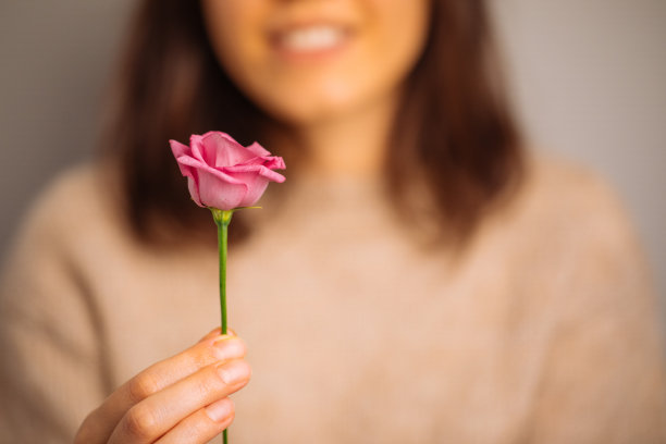 拿着粉红玫瑰的女人图片下载