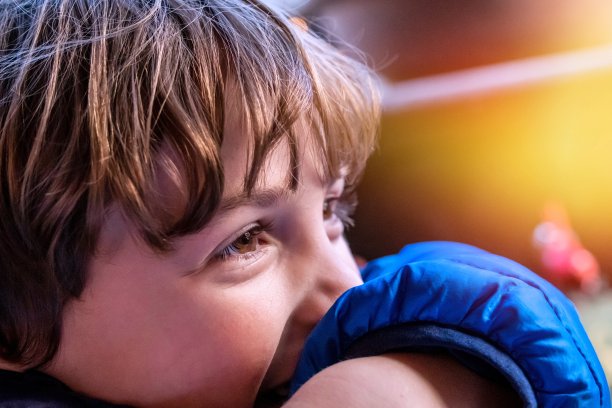 微笑的男孩看向别处图片下载