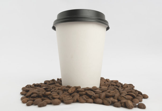 咖啡纸杯上的咖啡豆孤立在白色库存照片图片下载