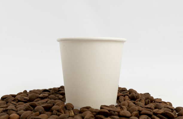 咖啡纸杯上的咖啡豆孤立在白色库存照片图片下载