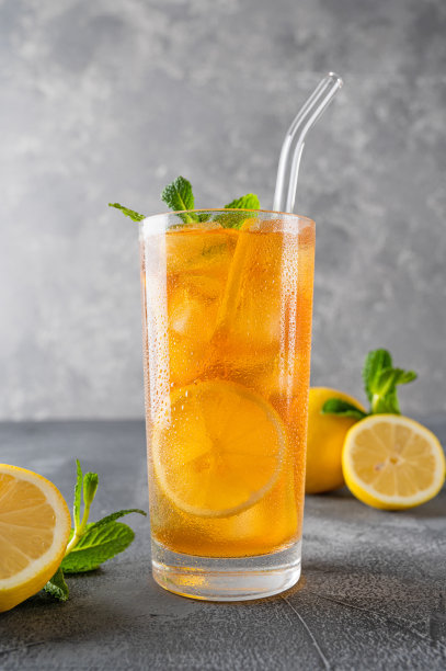 冰茶或长岛鸡尾酒配柠檬片在黑暗的背景上。复制空间，选择性聚焦图片下载