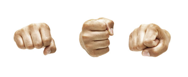 三次一个男人的拳头孤立在白色背景上图片下载