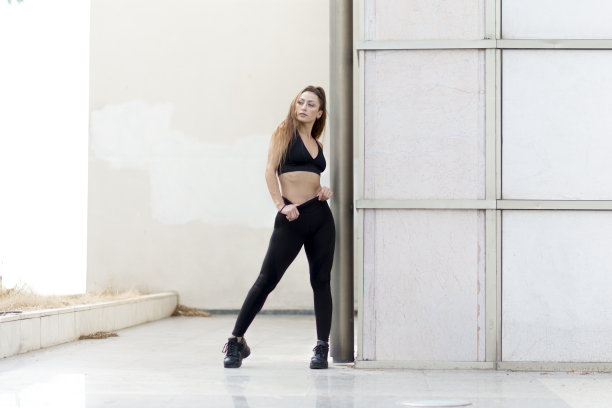 身穿运动服的年轻女孩摆姿势图片下载