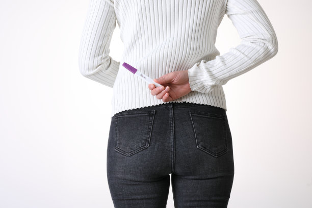 拿着一个验孕棒图片下载