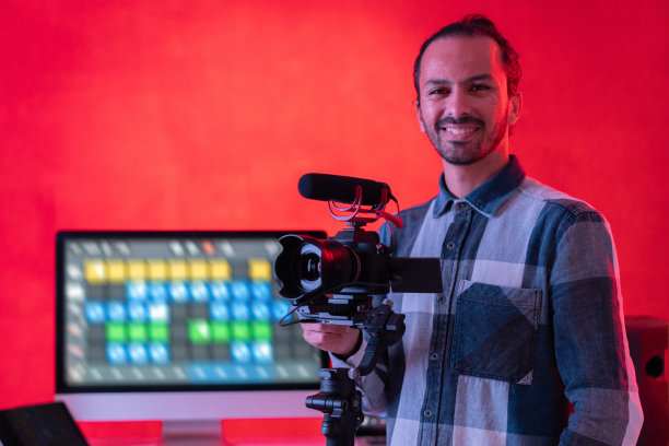 年轻摄影师在录音棚里摆姿势。图片下载