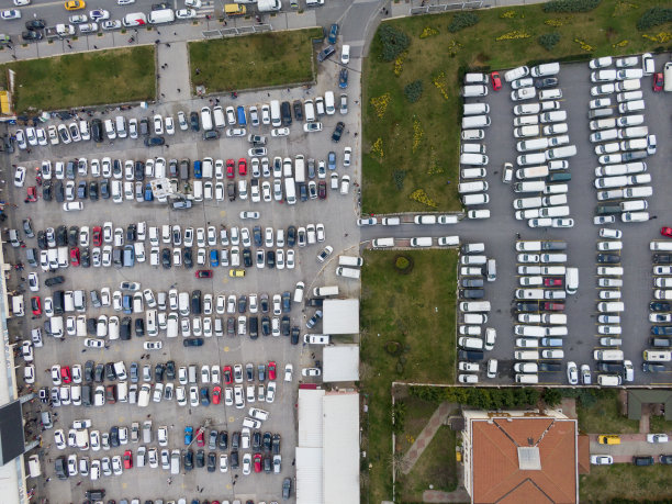 鸟瞰停放的汽车。鸟瞰停车场和汽车图片下载