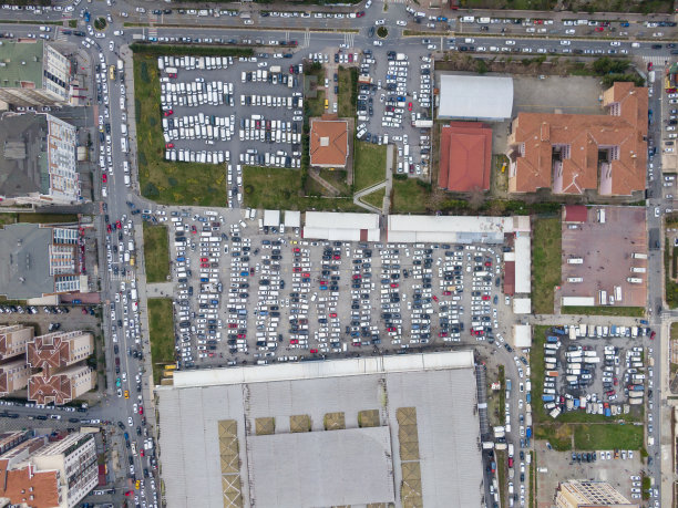 鸟瞰停放的汽车。鸟瞰停车场和汽车图片下载