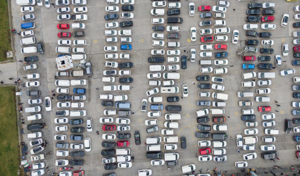 鸟瞰停放的汽车。鸟瞰停车场和汽车图片下载