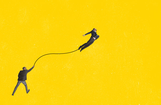 当代艺术拼贴。一个人抱着一个飞行的商人象征着新的想法，动力和成长图片下载