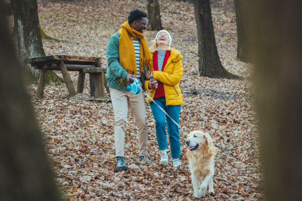 夫妇和宠物狗在森林徒步旅行放松。图片下载