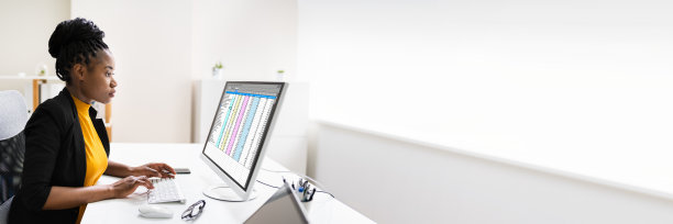 财务分析师使用电子表格软件图片下载