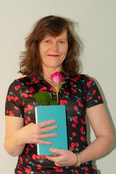 在你的日记里用一朵玫瑰作书签，这样就不会忘记这个重要的日子了。图片下载