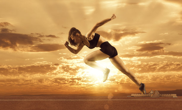 女子短跑运动员在跑道上离开起跑点素材图片