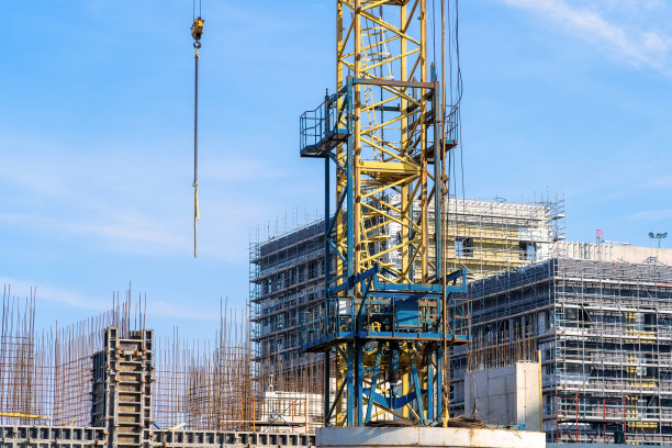 用于加固的钢丝棒。钢筋结构的钢筋混凝土浇筑现场。房屋建设，有脚手架的公寓楼。整体板基础及混凝土浇筑。图片下载