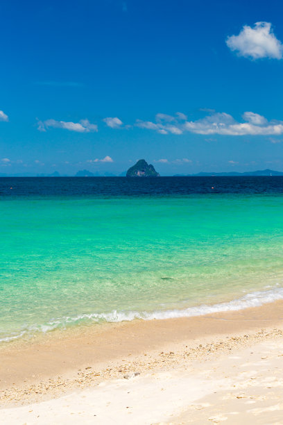 泰国普吉岛的猫岛Koh Khai Nai图片下载