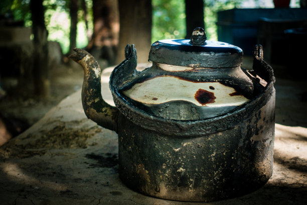 黏土制成的彩色面具。在印度，这种类型的脸部彩绘板被放置在新建筑前，作为仪式的一部分。图片下载