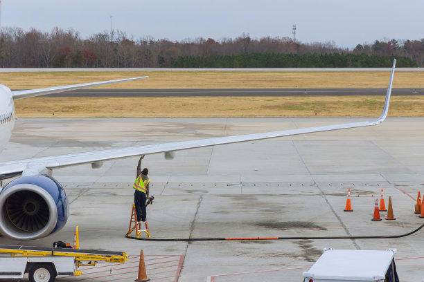 飞机在机场加油飞行前的准备工作图片下载