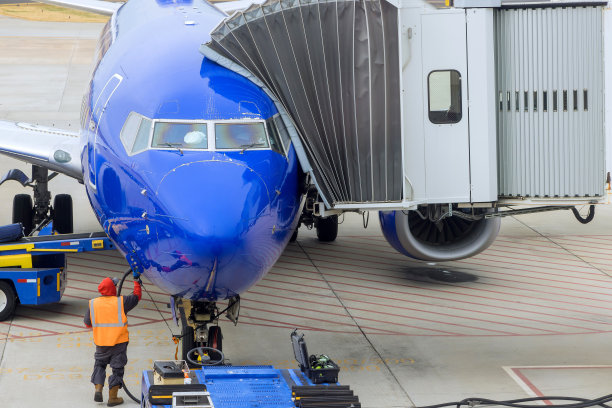 飞机在机场起飞前的准备工作图片下载