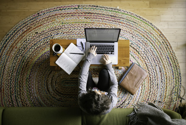 一个女人在家工作的头顶照片图片下载