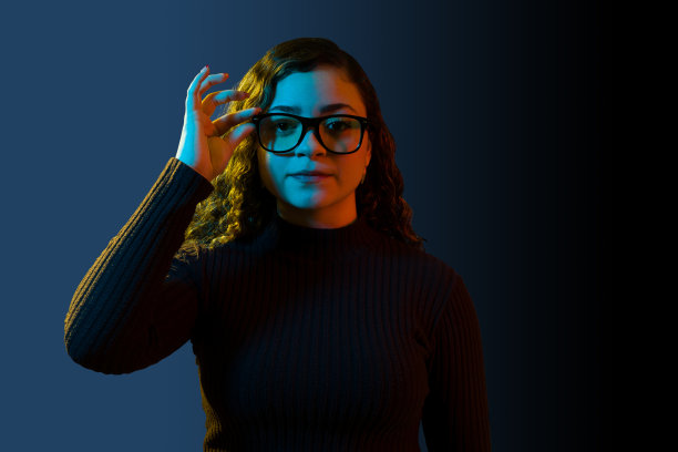 戴AR眼镜的美女图片下载