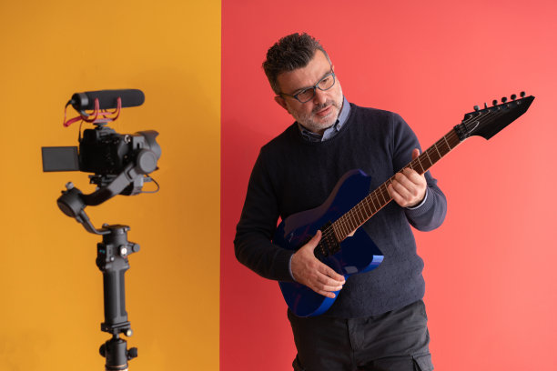 视频博主们正在摄影棚里在线教弹吉他图片下载