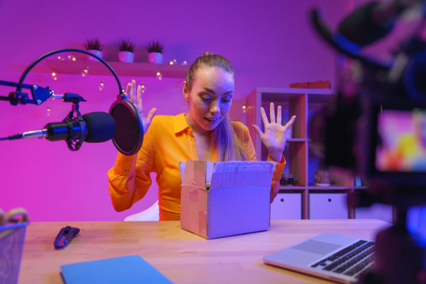 一位年轻的博主惊讶地发现，他有一头金发，穿着一件黄色衬衫，在摄像机前打开了一个包裹图片下载