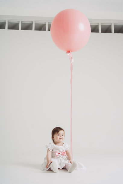 拿着粉色气球和复印空间的孩子图片下载