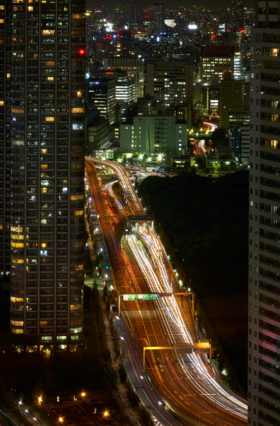 晚上宽阔的凯根多利高速公路。东京。日本图片下载