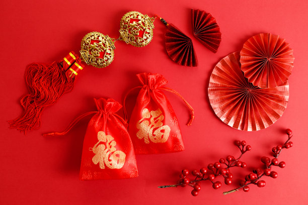 用红色背景的红包和红色折扇装饰春节。图片下载